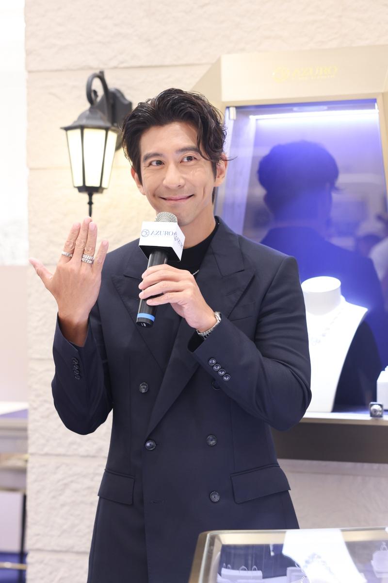 修杰楷(左)当年因将要迎接第二个女儿，因此提早退伍。(取材自脸书)