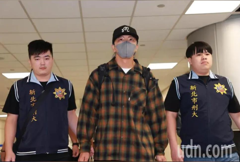 坤达22日清晨自温哥华返台，新北市刑大警员持票拘提，将他从机场直接带回永和警分局询问。(记者黄仲明/摄影)