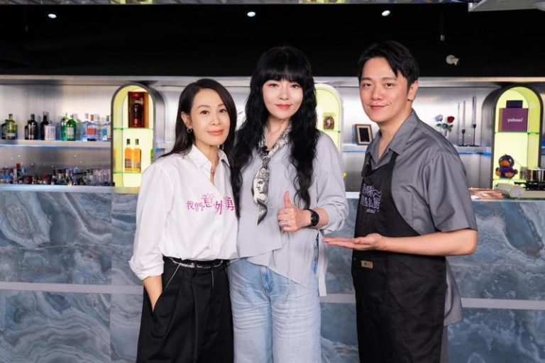 刘若英（左）参与「Yahoo唐绮阳谈星私厨」录像宣传电影。(Yahoo唐绮阳谈星私厨提供)