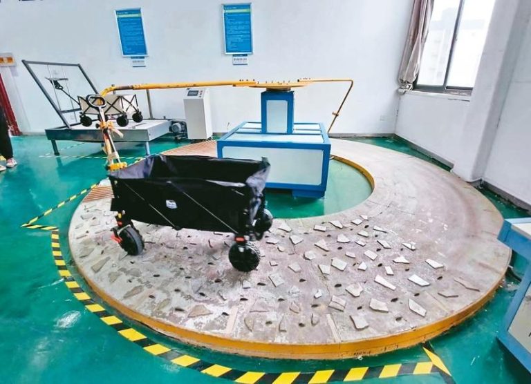 河南泰普森公司进行推车仿真路况测试。(图／本报系河南郑州传真)