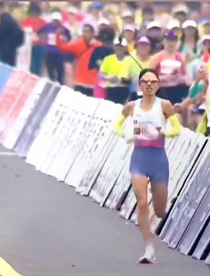 「最快护士」张水华一复出就刷新马拉松纪录。(视频截屏)