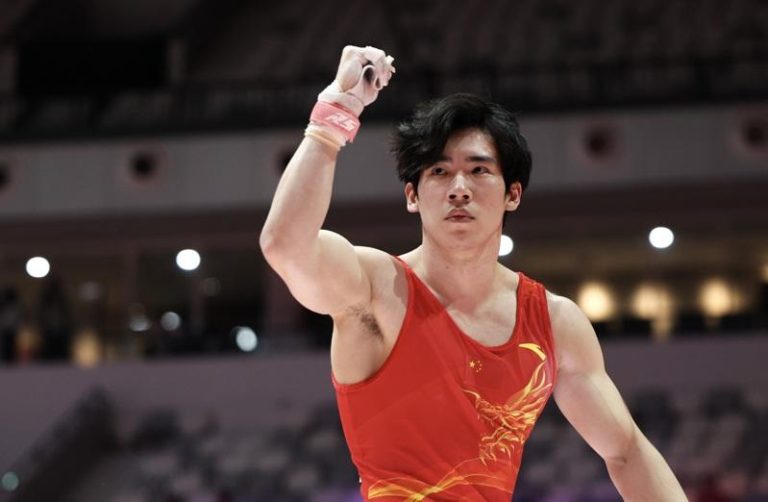 2025年雅加达体操世锦赛男子个人全能决赛，中国选手张博恒摘银牌。(新华社)