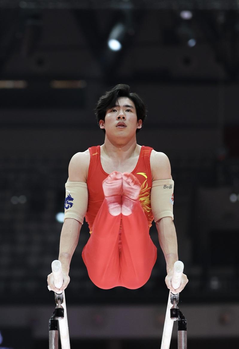 2025年雅加达体操世锦赛男子个人全能决赛，中国选手张博恒摘银牌。(新华社)