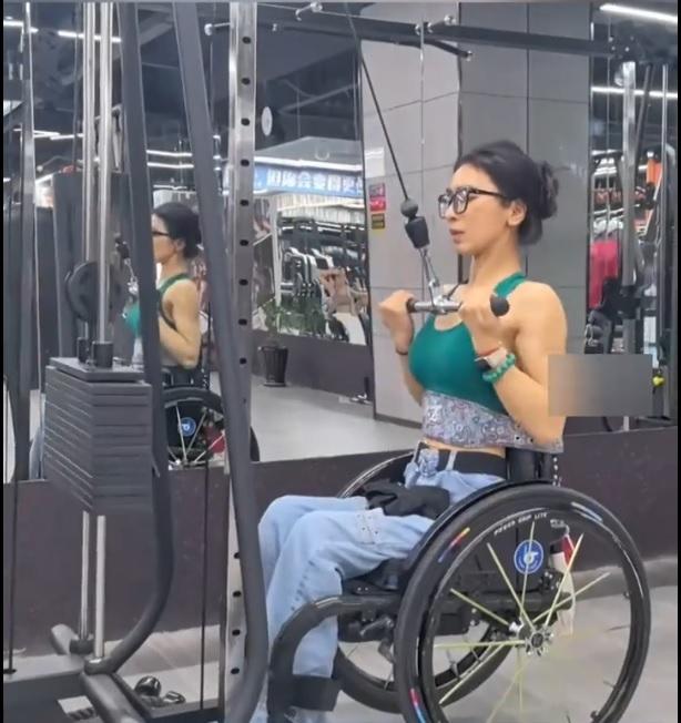 黄同学参加健美赛。(取材自中青报视频)