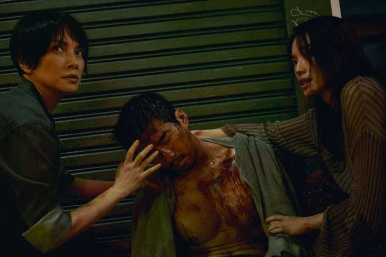 Netflix「回魂计」电击太逼真 李心洁崩溃 舒淇:碰都不敢碰 舒淇(右起)、李心洁、傅孟柏挑战极限演出 「回魂计」动作、虐戏全上线。(图/Netflix提供)