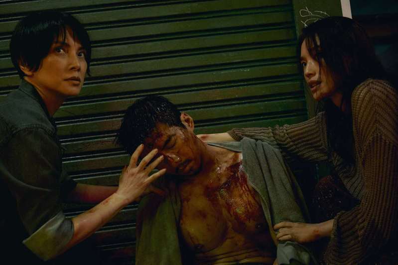 舒淇(右起)、李心洁、傅孟柏挑战极限演出 「回魂计」动作、虐戏全上线。(图/Netflix提供)