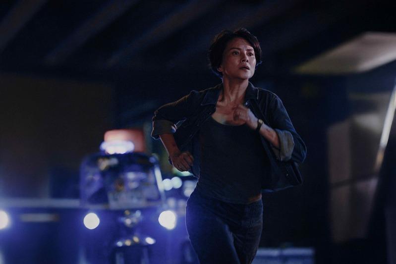 舒淇(右起)、李心洁、傅孟柏挑战极限演出 「回魂计」动作、虐戏全上线。(图/Netflix提供)