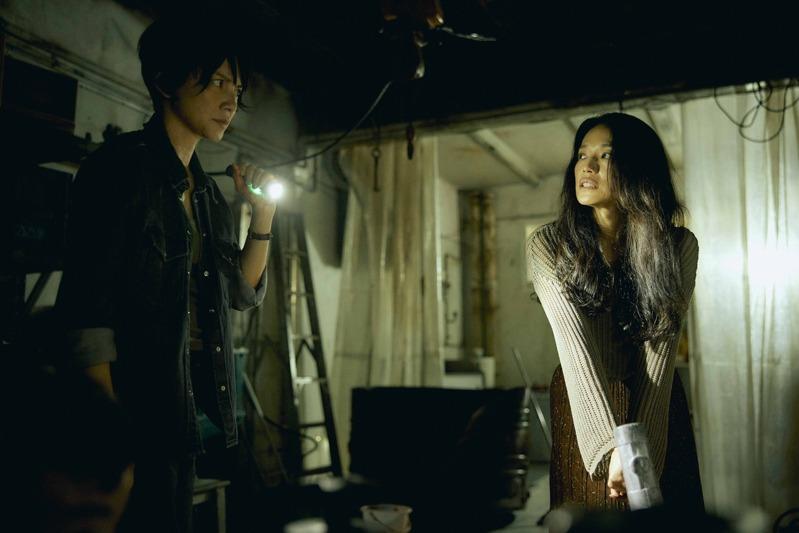 舒淇(右起)、李心洁、傅孟柏挑战极限演出 「回魂计」动作、虐戏全上线。(图/Netflix提供)