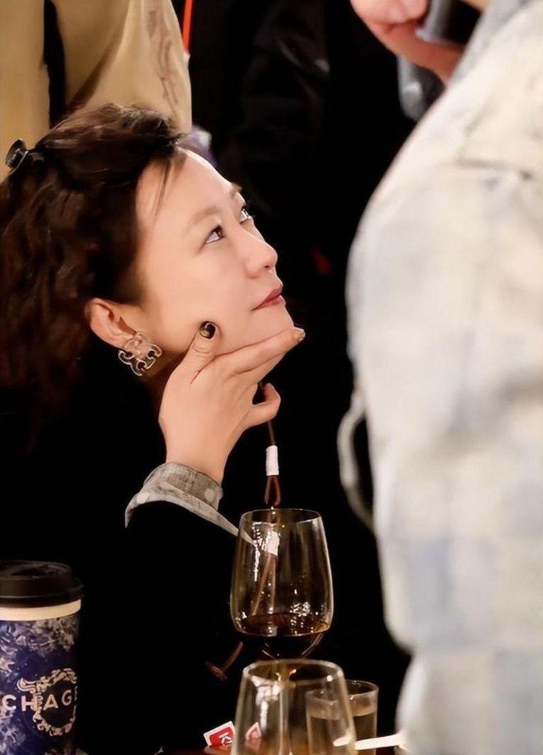 乌镇戏剧节 大半个娱乐圈都去了 46岁郝蕾女大佬风范 瘦下来的郝蕾令人惊艳。(取材自凤凰网娱乐「星宿影视鸭」)