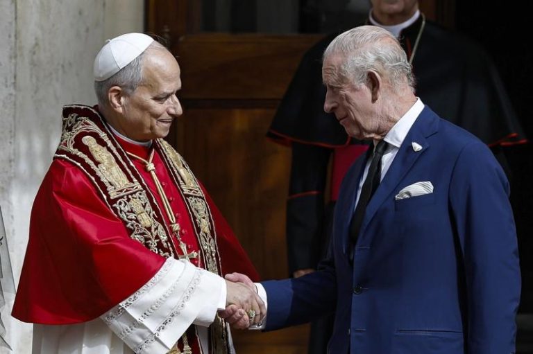 打破500年宗教隔阂 英王查理与教宗一起公开祈祷 英国国王查理三世(右)成为首位在梵蒂冈与教宗一同公开祷告的英国国教会领袖,这场祈祷由教宗良十四世(左)主持。(欧新社)