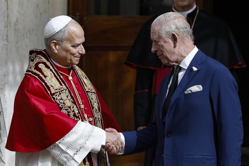 英国国王查理三世(右)成为首位在梵蒂冈与教宗一同公开祷告的英国国教会领袖,这场祈祷由教宗良十四世(左)主持。(欧新社)