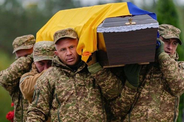 乌克兰称俄罗斯归还1000具乌军遗体 乌克兰政府机构表示,俄罗斯今天归还1000具遗体,俄方称这些是战场上阵亡的乌克兰士兵遗体。图为15日在乌克兰伊尔平镇举行的葬礼上,乌军擡着阵亡士兵的棺木。美联社