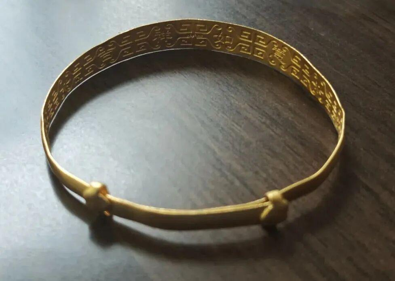 女子的金镯被「王水」洗掉5克。(取材自大河报)