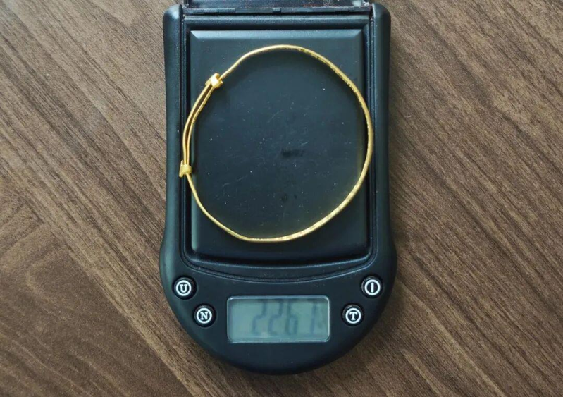 女子的金镯被「王水」洗掉5克。(取材自大河报)