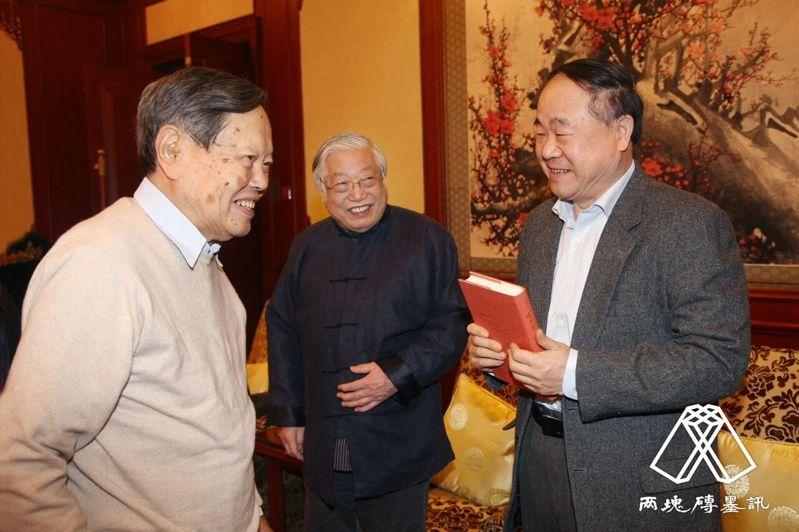 杨振宁告别式24日在北京八宝山殡仪馆举行,社会各界人士前往送别。(中新社)