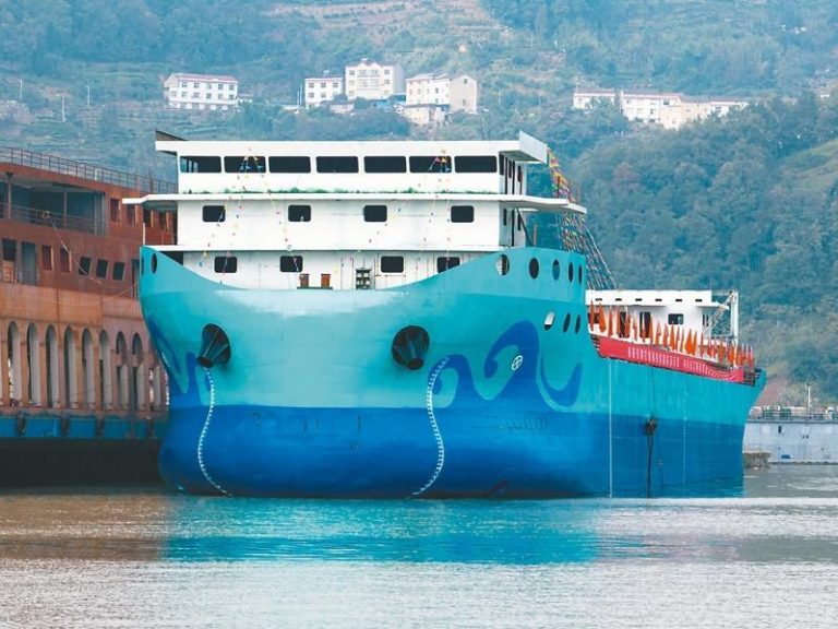 2025绿色能源发展大会开幕，中国目前最大的万吨级纯电动散货船「葛洲坝」号下水，也由此转入舾装阶段。（新华社）