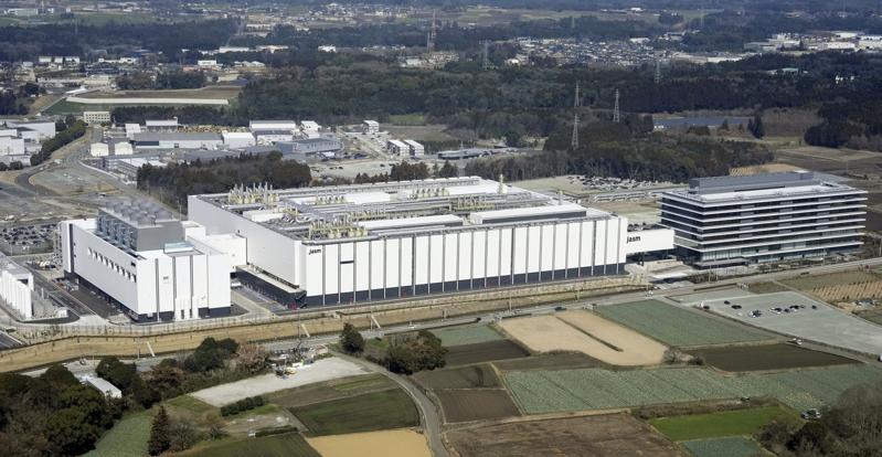 台积电在日本熊本的第二晶圆厂预定于 2027年12月激活,图为台积电在熊本的第一工厂。(美联社)