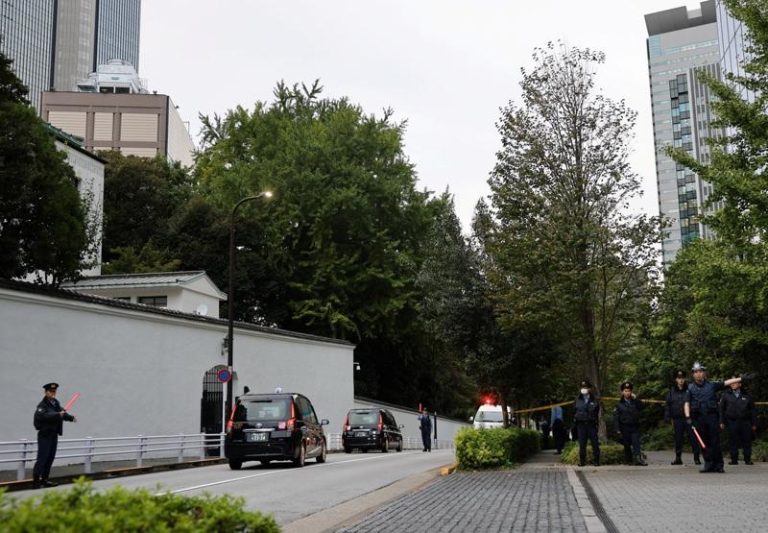 东京美国大使馆外1男朝警挥刀被捕 川普3天后将访日 东京的美国大使馆外。(路透)