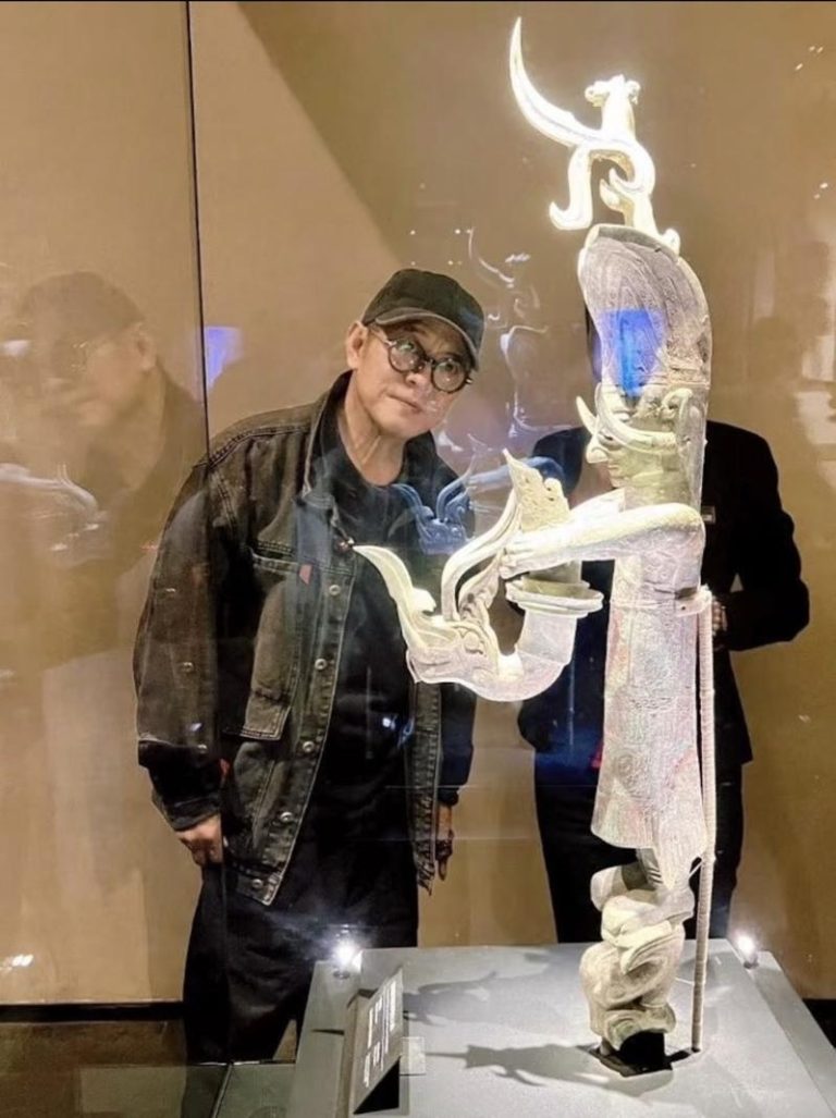 李连杰现身三星堆博物馆参观。（李连杰社交平台截屏）