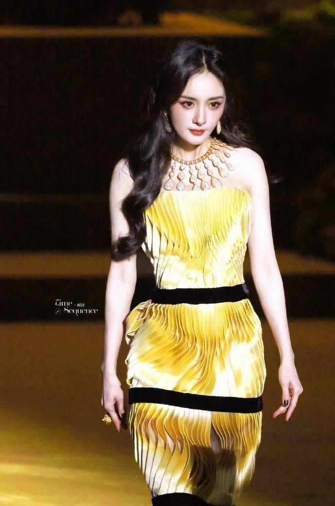 刘亦菲（右）和杨幂（左）同框但互不搭理。（取材自微博）