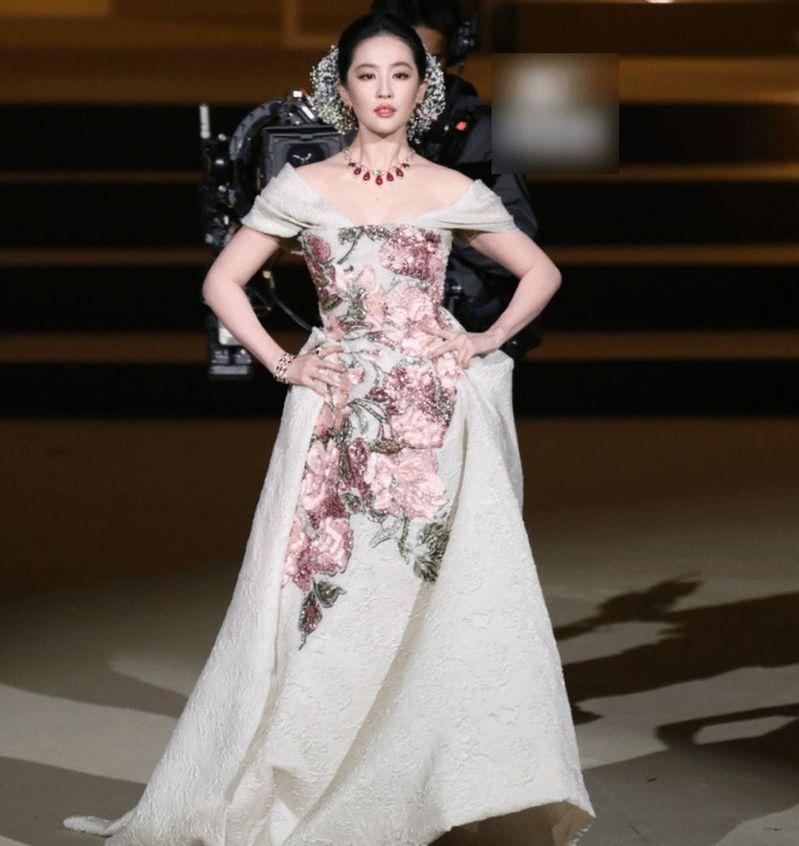 刘亦菲（右）和杨幂（左）同框但互不搭理。（取材自微博）