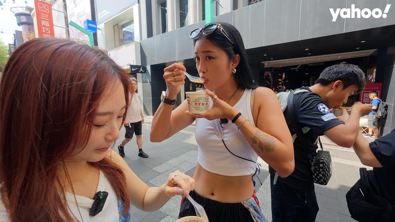 女军官和咪蕾逛夜市聊台湾文化。图/Yahoo x 咪蕾
