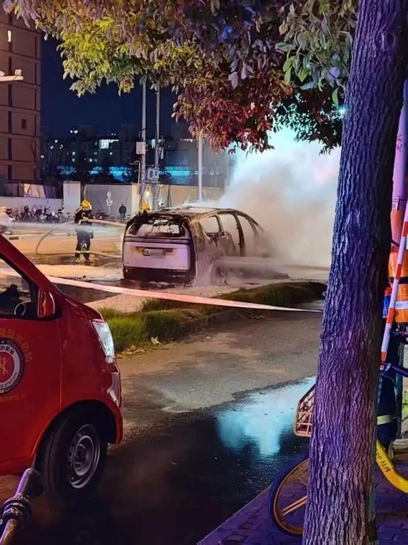 一辆理想MEGA汽车近日在上海街头突然起火,火势在数十秒内迅速扩大,幸好车上两人及时逃生。(视频截屏)