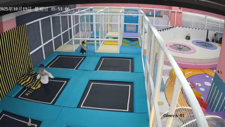 谁的错? 3岁童玩蹦床疑被珍奶噎死 家长怪奶茶店没提醒 10月19日下午15点51分,孩子在蹦床上玩耍,半分钟后孩子便出现状况痛苦蹲着。(取材自大风新闻)