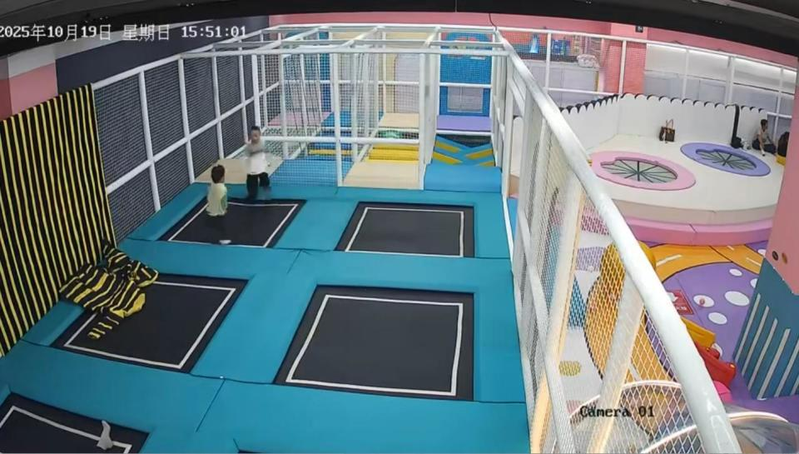 10月19日下午15点51分,孩子在蹦床上玩耍,半分钟后孩子便出现状况痛苦蹲着。(取材自大风新闻)