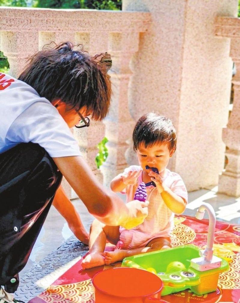 大学生家教陪伴流动性大。(取材自邯郸新闻网)