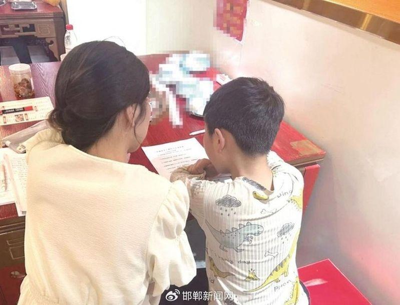 家长们为育儿焦虑找出路,请大学生陪娃蔚为风潮。(取材自招聘网)