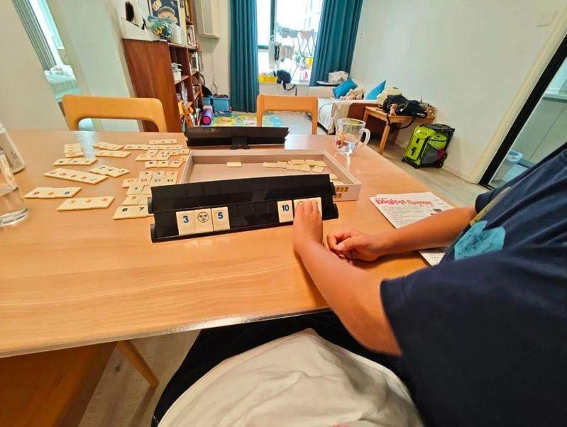 家长们为育儿焦虑找出路,请大学生陪娃蔚为风潮。(取材自招聘网)
