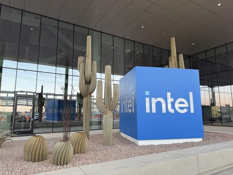 英特尔上季转盈 本季预估乐观 复苏路有进展 在个人电脑处理器内核产品线销售成长和大力削减成本之下,英特尔上季转亏为盈。(本报数据照片)