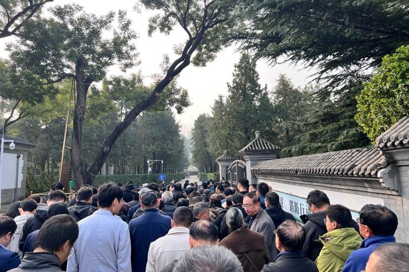 杨振宁告别式24日在北京八宝山殡仪馆举行,社会各界人士前往送别。(中新社)