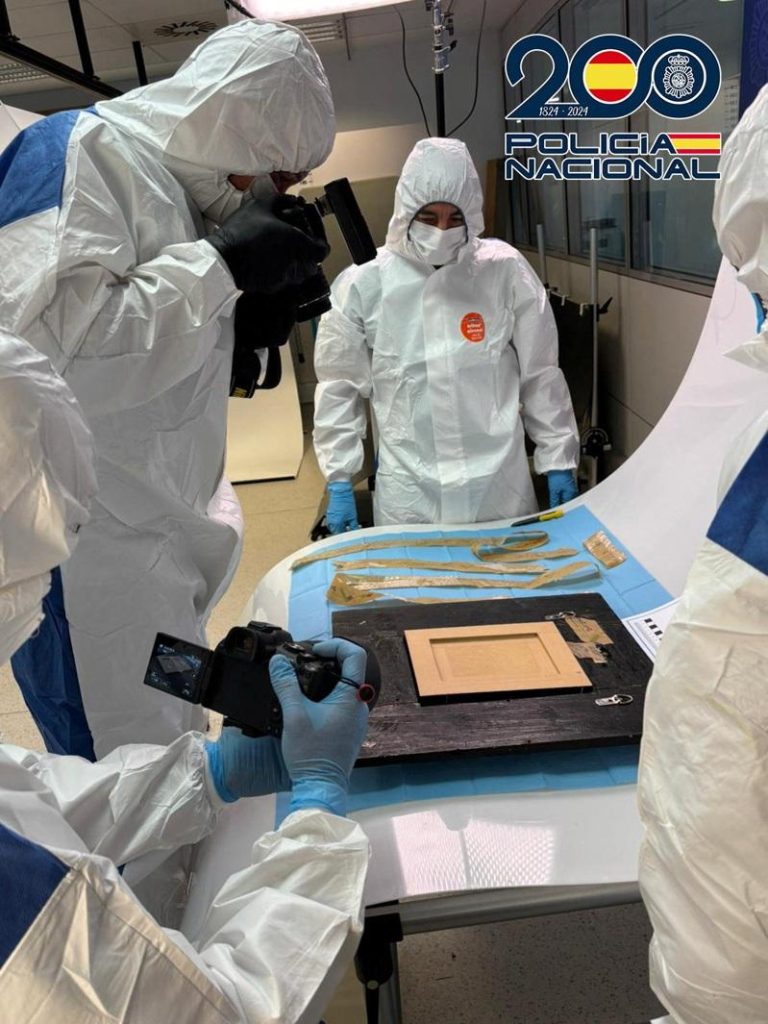 西班牙国家警察发布他们找回毕卡索画作「吉他静物」的照片。(路透)