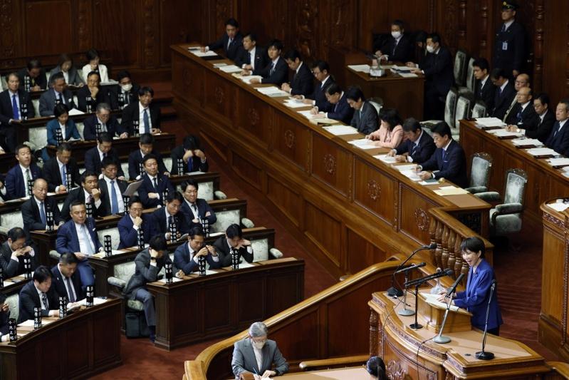 日相高市早苗24日对跨党派参、众议员发表首次的施政方针演说。（路透）