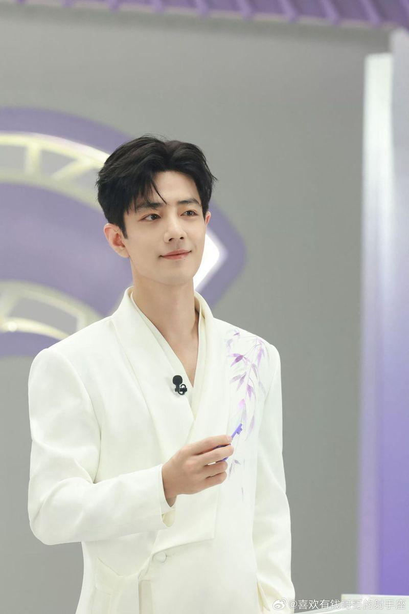 肖战在新剧「小城良方」的剧照。(取材自微博)