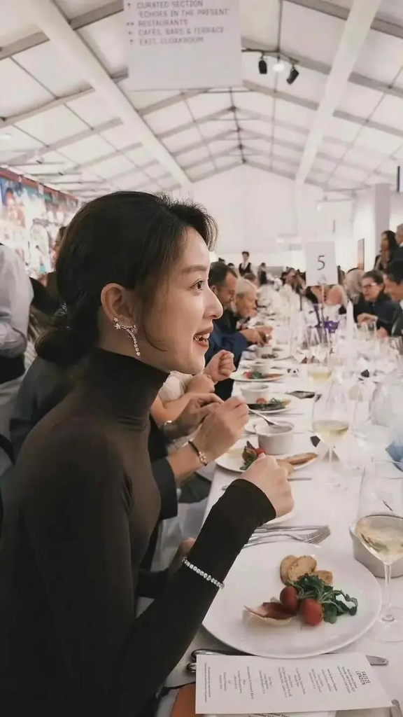 章泽天穿紧身衣看展 一身行头看傻网友:耳环就要77万 有网友扒出章泽天戴的这对满钻耳环价值77.5万人民币。(取材自微博)