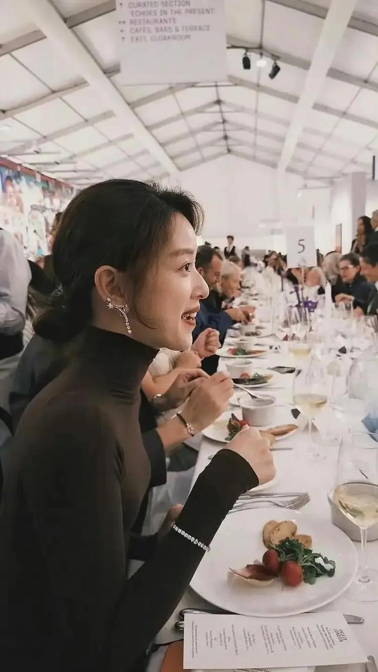 有网友扒出章泽天戴的这对满钻耳环价值77.5万人民币。(取材自微博)