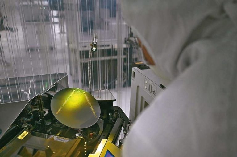 北京大学化工专业团队声称已开发出可显著减少曝光缺陷的产业化方案，通过改良光阻剂技术来提高芯片良率。图为安徽一家半导体公司人员检测MEMS晶圆。（新华社）