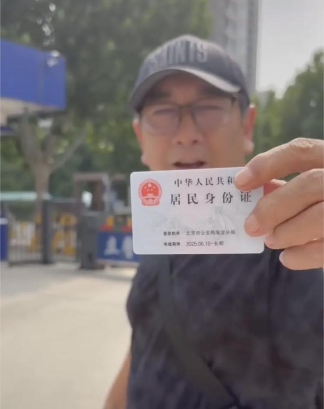 水均益开直播时额头放「中国人」纸条否认移民传闻。(取材自极目新闻)