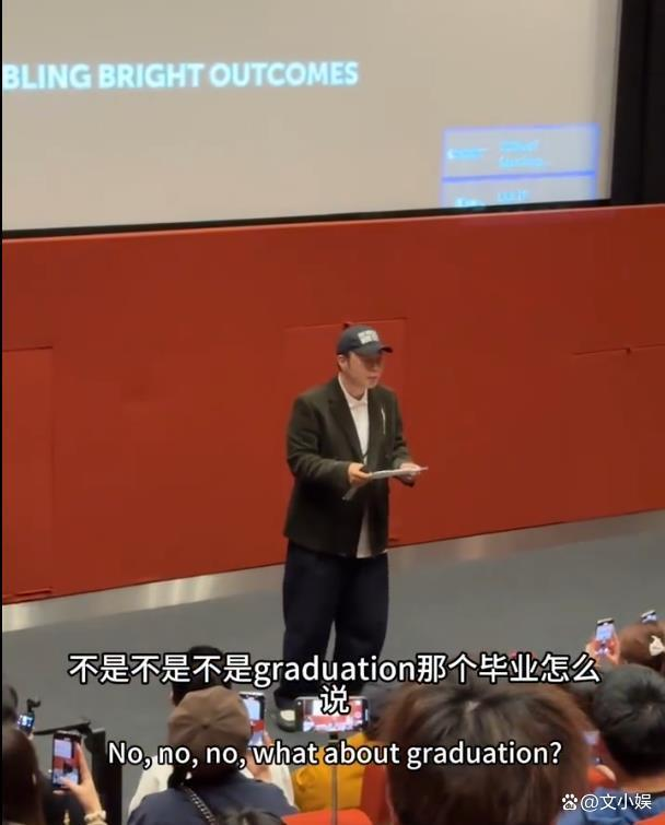 沈梦辰(右)上台献花给杜海涛。（取材自微博）