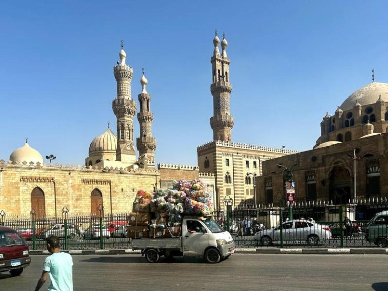 世银看好…埃及制造业、旅游、资通信高飞 拚1年减债20亿 埃及大力推动旅游业,今年至今已吸引超过1700万名游客,在2024/25财年第4季达到19.3%的成长率。图为位于开罗市区的中东宗教中心,也是世界最古老大学之一的阿兹哈清真寺。(中央社)