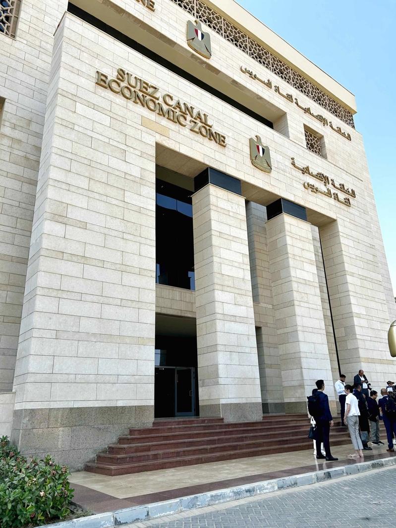 埃及大力推动旅游业,今年至今已吸引超过1700万名游客,在2024/25财年第4季达到19.3%的成长率。图为位于开罗市区的中东宗教中心,也是世界最古老大学之一的阿兹哈清真寺。(中央社)