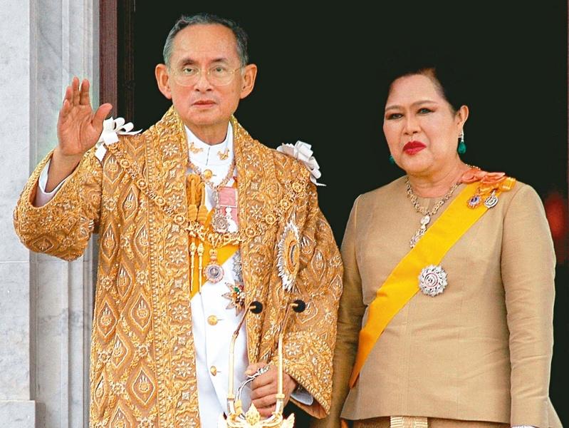 泰国王太后诗丽吉逝世消息25日传出后,民众赴曼谷朱拉隆功国王纪念医院哀悼。(欧新社)