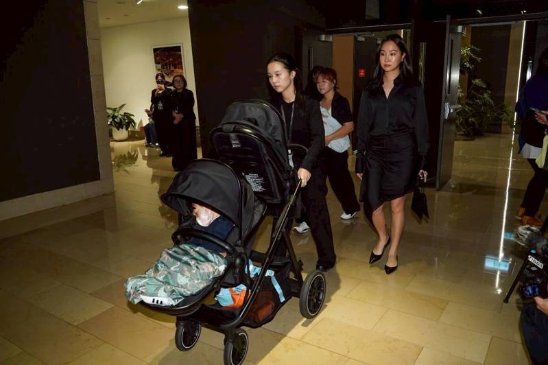 杨祐宁送别父亲最后一程。记者白振廷／摄影