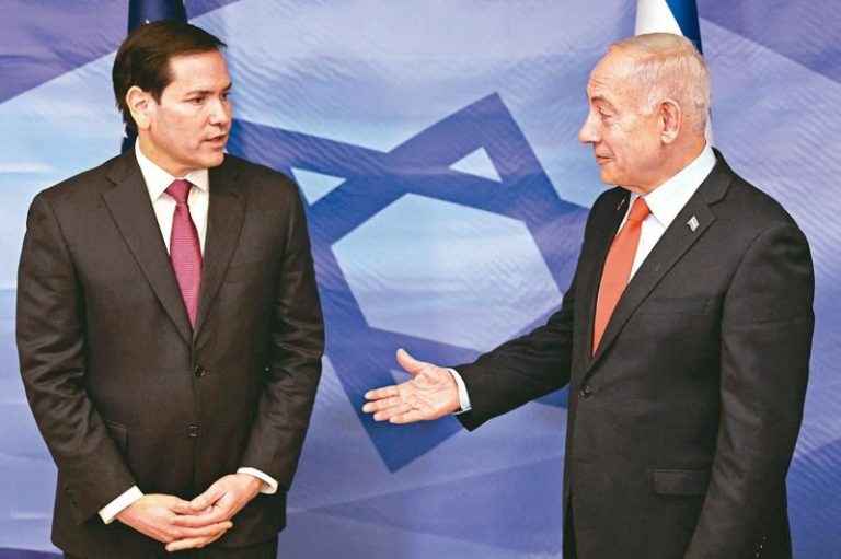 以色列总理内唐亚胡（右）23日在位于耶路撒冷的总理办公室，会晤来访的美国国务卿鲁比欧（左）。（路透）