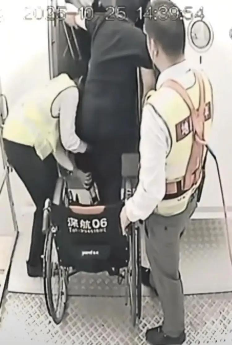 郑智化登机画面曝光。(取材自第一现场)