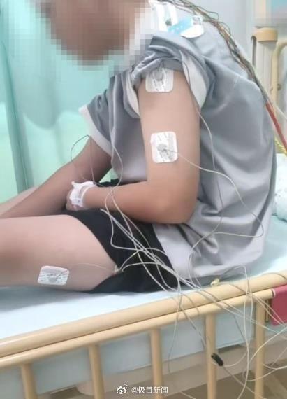 云南昭通一所小学多名学生罹怪病,治疗近两个月仍未痊愈,医院还曾发病危通知。(取材自极目新闻)