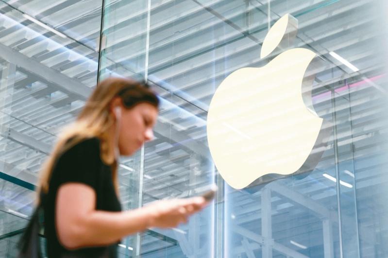 苹果首款折叠iPhone再出招,近期再度申请新专利,主攻「阔折式(wide-fold)设计」,采取横向展开布局。(路透)